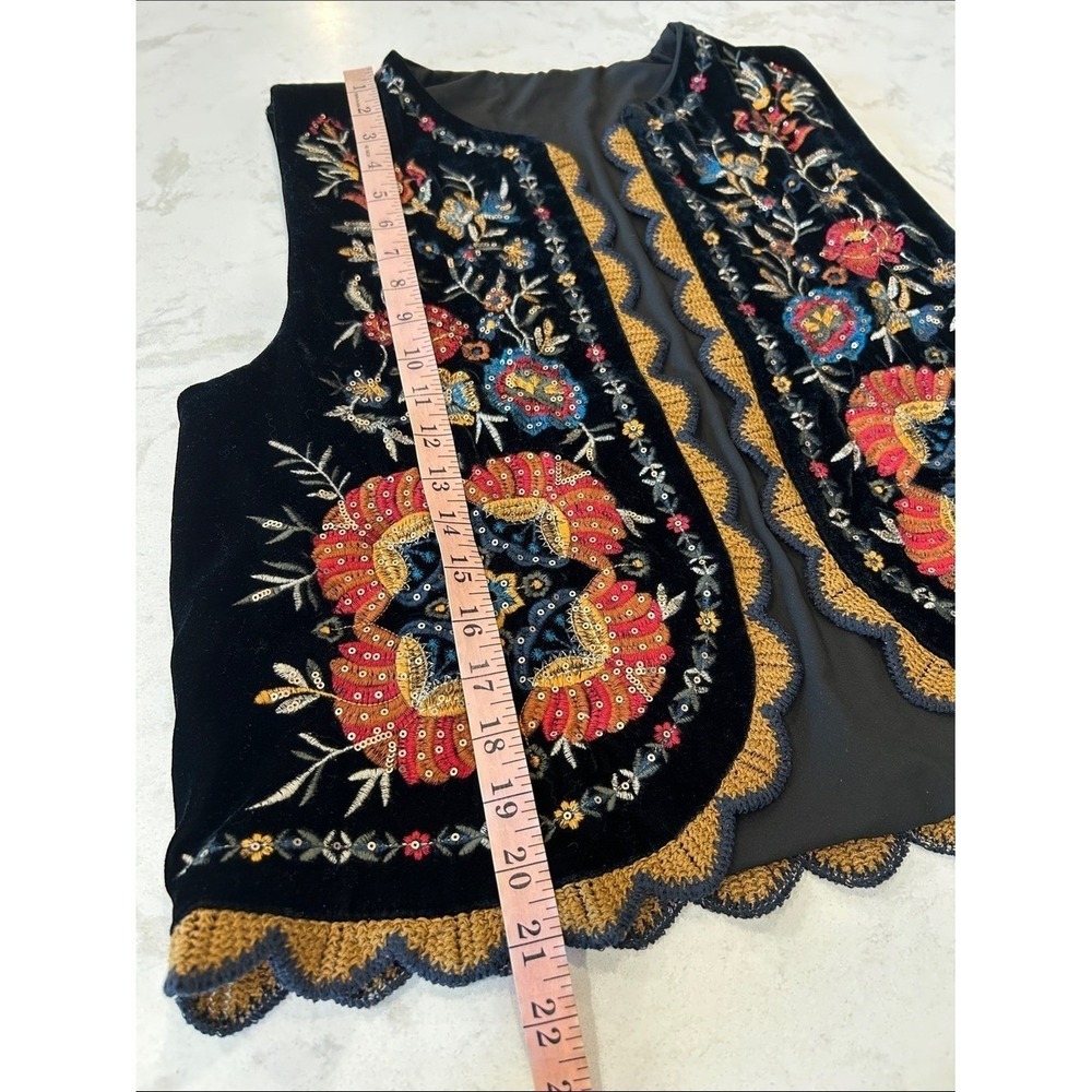 Vintage Black Velvet Embroidered Floral Open Front Vest Boho Folk Art Scalloped - Picture 4 of 7